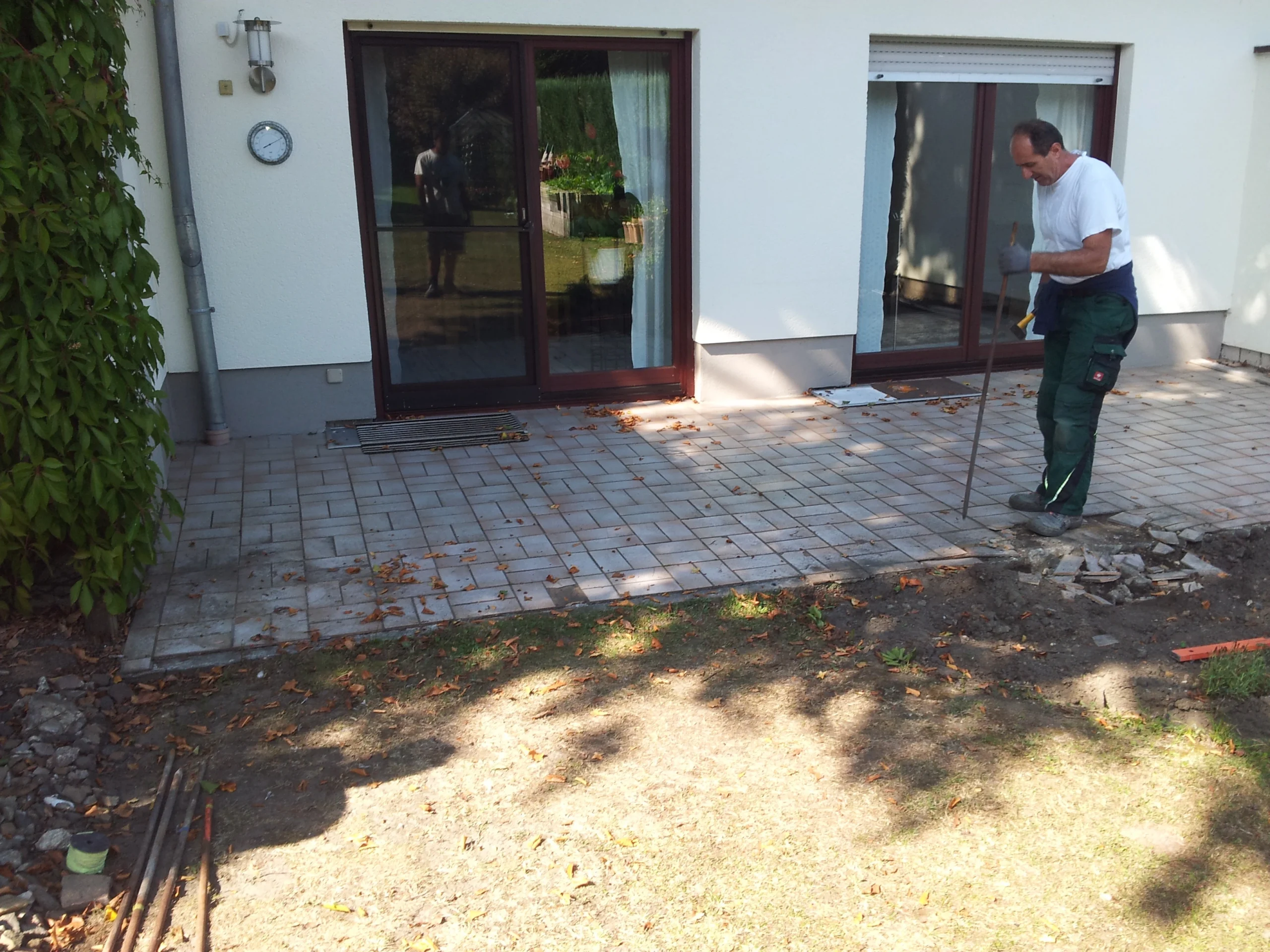 Alte Terrasse am Hausausgang in Stolberg vor der Naturstein-Sanierung.