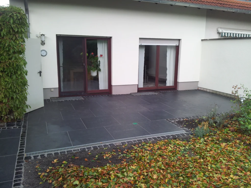 Neue Granitterrasse direkt am Haus – hochwertiger Naturstein-Ausgang zum Garten in Stolberg