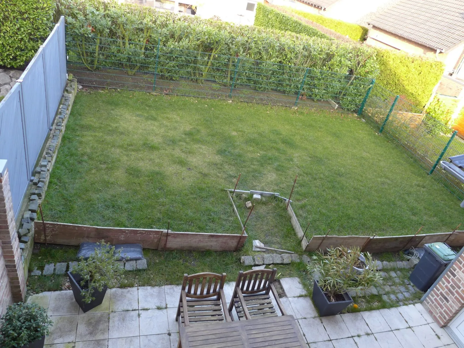 Gartensanierung in Alsdorf: Unbearbeitete Fläche vor dem Bau einer Garten-Empore.