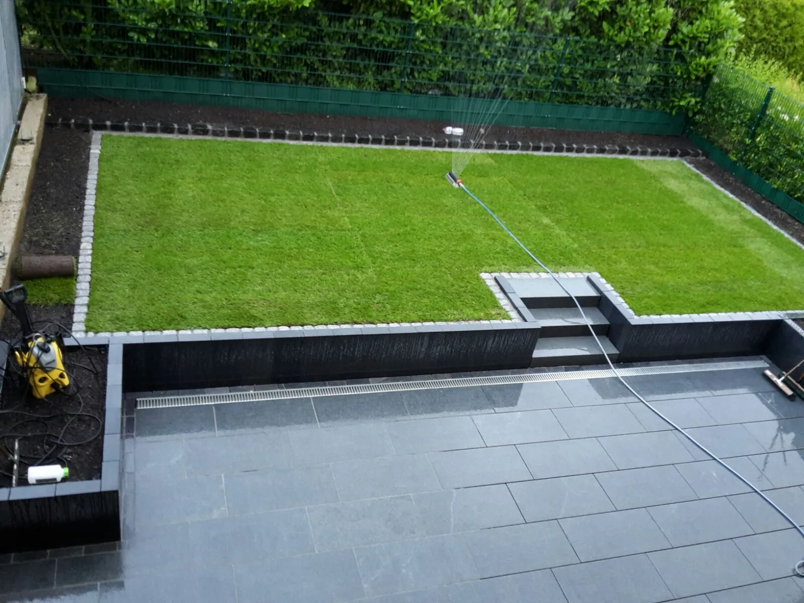 Fertige Garten-Empore mit Rollrasen und Keramikplatten, realisiert von Markus Lillot in Alsdorf.