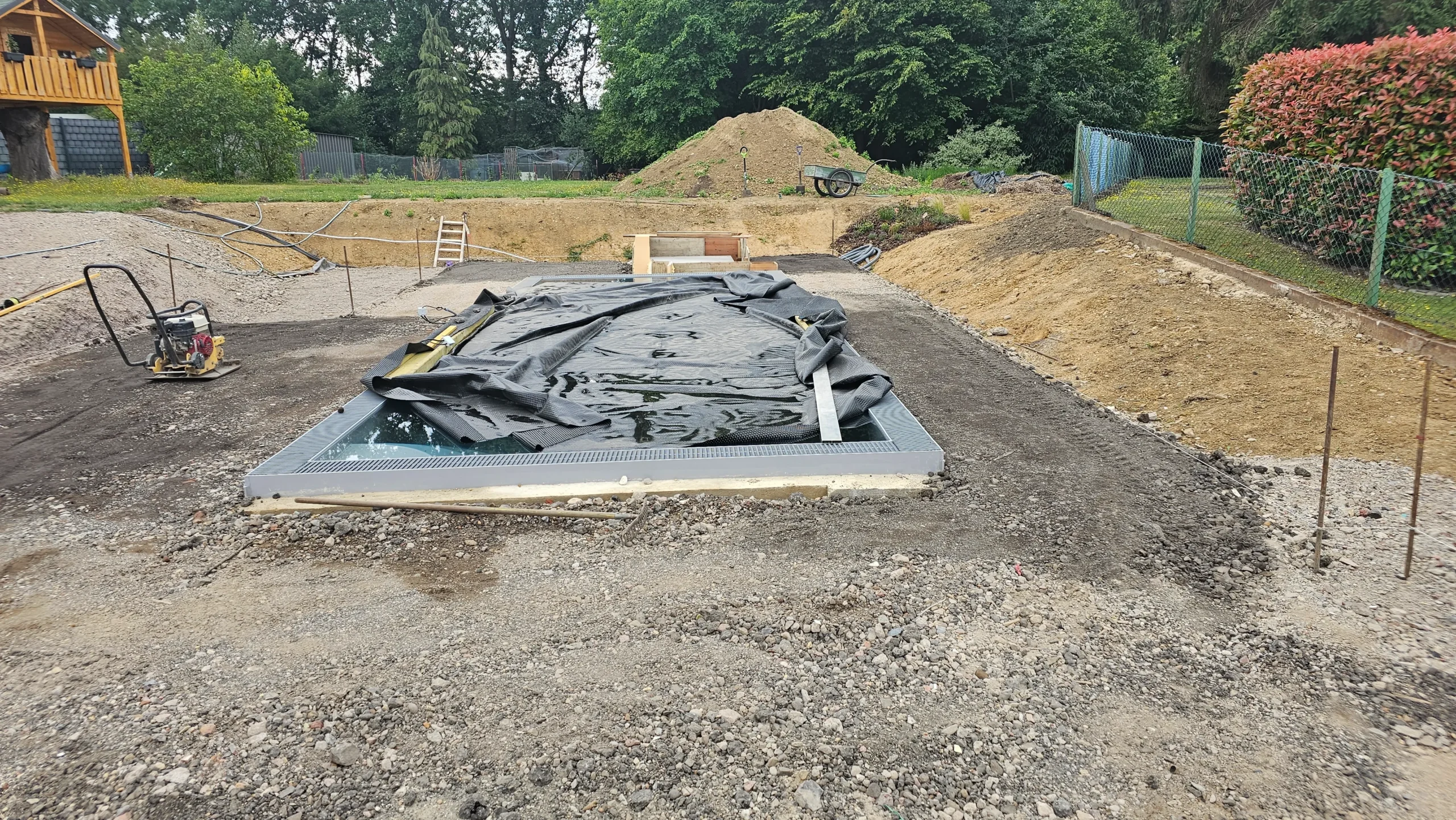 Vorbereiteter Schotterunterbau für die Poolumrandung in Eschweiler vor der Verlegung durch Markus Lillot.