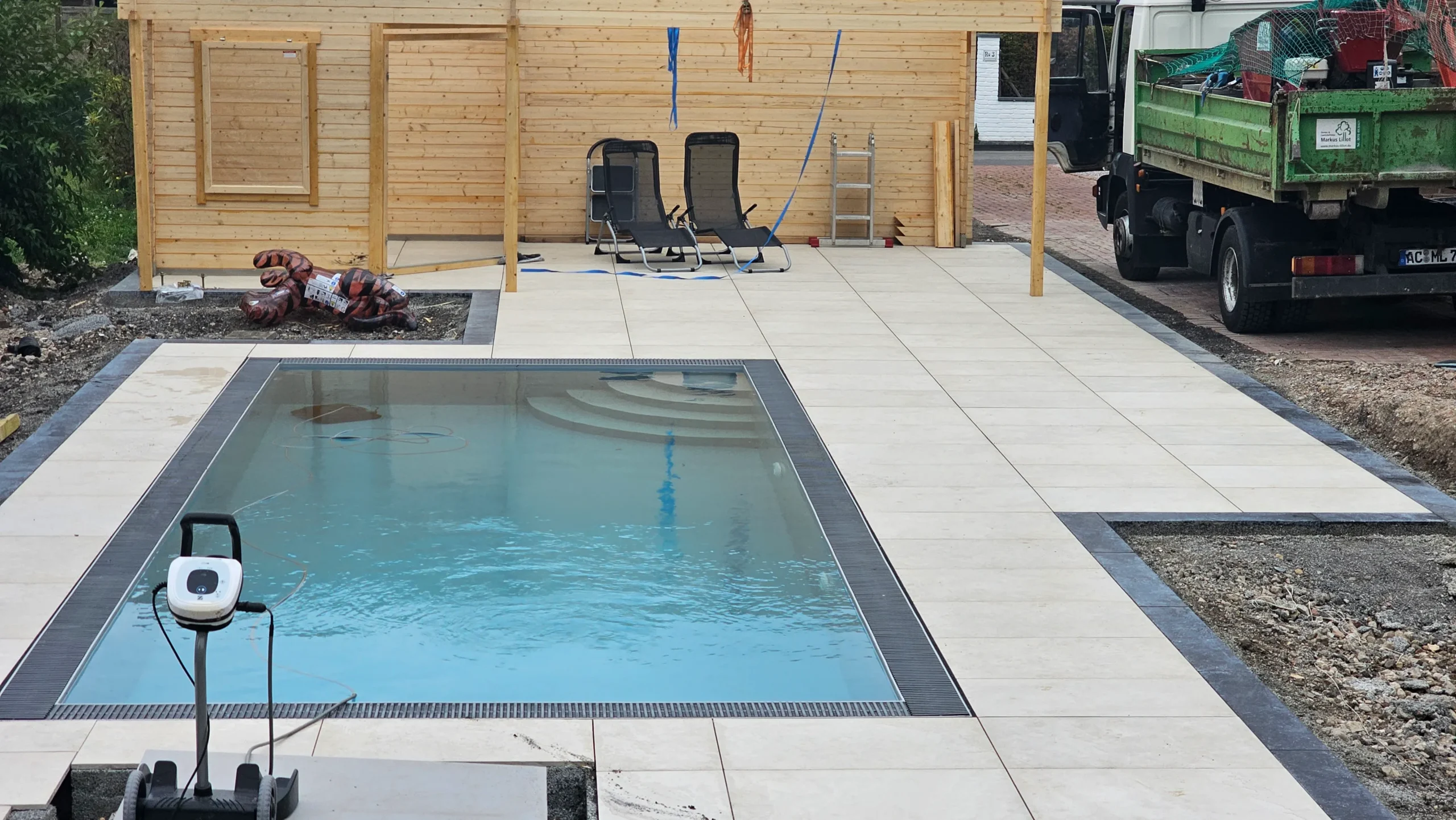 Komplett fertiggestellte, hochwertige Poolumrandung nach der präzisen Umsetzung durch Markus Lillot.