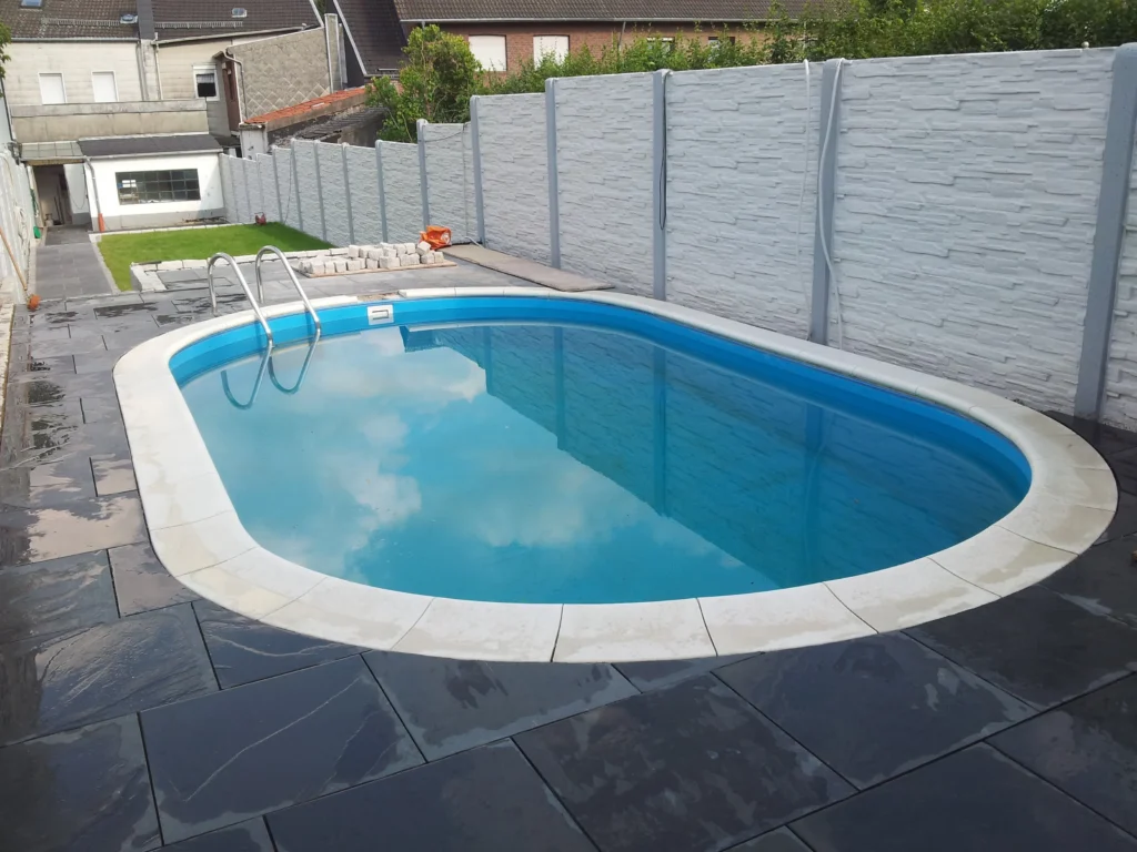 Blick über das fertiggestellte Poolbecken mit moderner Folierung nach der Umsetzung durch Markus Lillot.