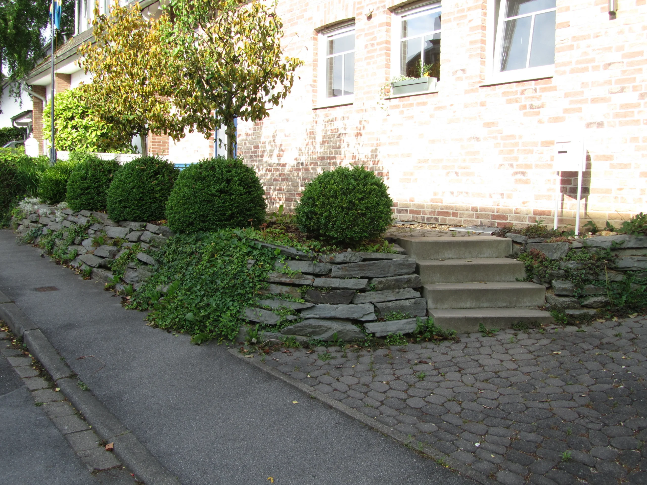 Veralteter Treppenaufgang in Stolberg vor der kompletten Neugestaltung durch Markus Lillot.
