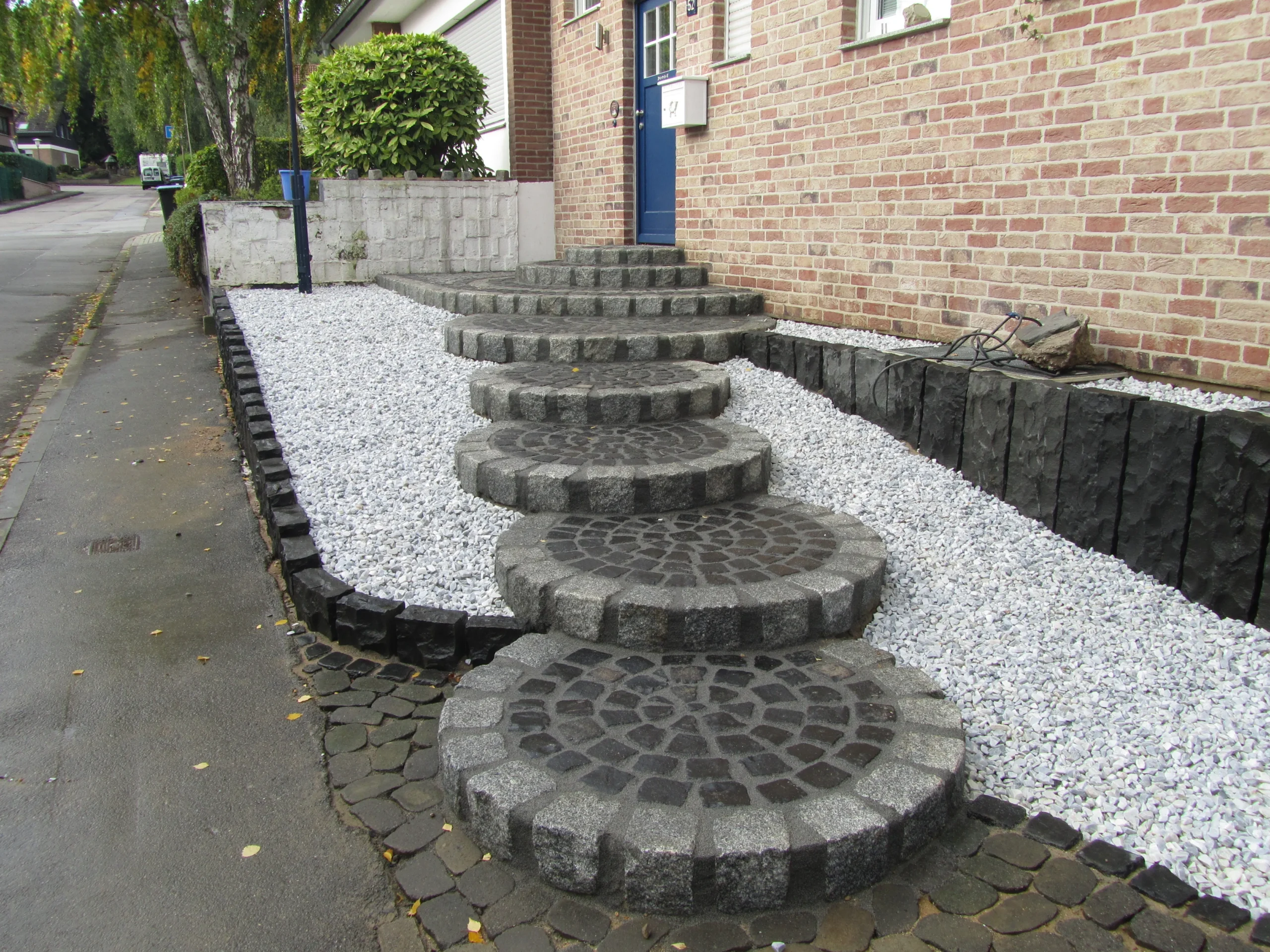 Komplett abgeschlossener Treppenbau inklusive Kiesbeeten und Randsteinen nach der Umsetzung durch Markus Lillot.