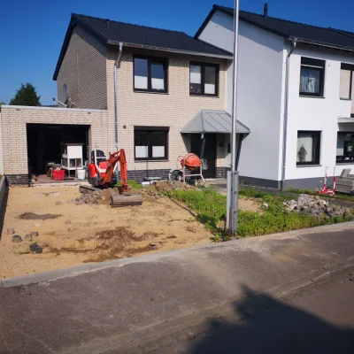 Unbebauter Grundstücksbereich in Aachen vor der Neugestaltung der Einfahrt durch Markus Lillot.