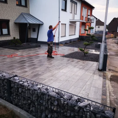 Baustellenfortschritt und Erstellung des Unterbaus für eine neue Hofeinfahrt durch Markus Lillot.