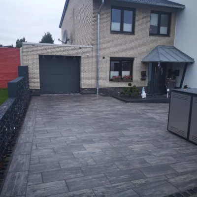 Gesamtansicht der neu gepflasterten Zufahrt und Außenanlage durch Markus Lillot.