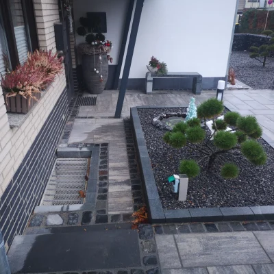 Neu gestalteter Hauseingang mit passgenauem Steinabschluss nach der Fertigstellung durch Markus Lillot.