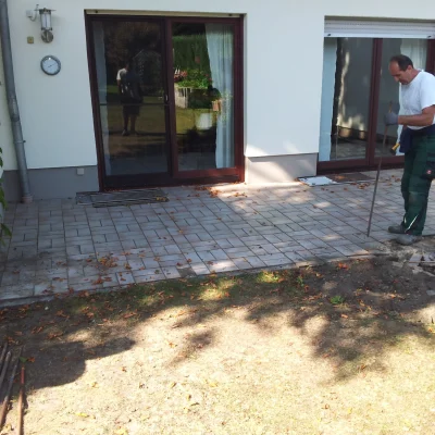 Alte Terrasse am Hausausgang in Stolberg vor der Naturstein-Sanierung.