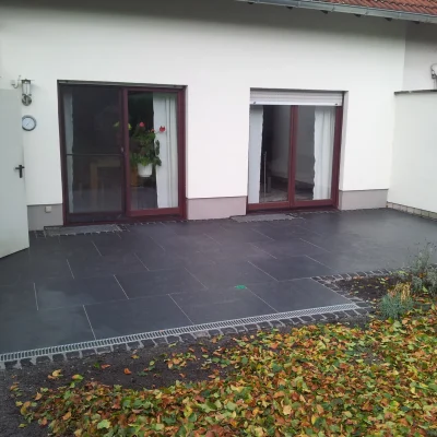 Neue Granitterrasse direkt am Haus – hochwertiger Naturstein-Ausgang zum Garten in Stolberg