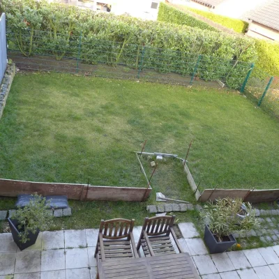 Gartensanierung in Alsdorf: Unbearbeitete Fläche vor dem Bau einer Garten-Empore.