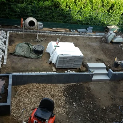 Setzen der Randsteine und Bau der Treppenanlage für das Garten-Plateau in Alsdorf.