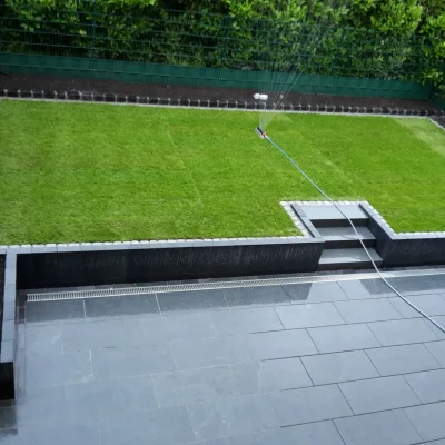 Fertige Garten-Empore mit Rollrasen und Keramikplatten, realisiert von Markus Lillot in Alsdorf.