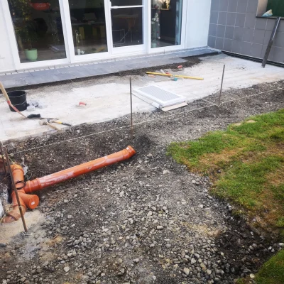 Professioneller Rückbau und Vorbereitung der Gartenfläche für eine neue Terrassenanlage in Stolberg.