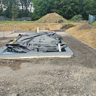 Vorbereiteter Schotterunterbau für die Poolumrandung in Eschweiler vor der Verlegung durch Markus Lillot.