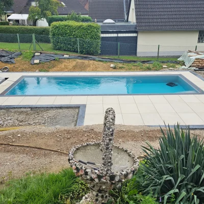Fachgerechte Verlegung der Platten direkt am Beckenrand des Pools durch Markus Lillot.