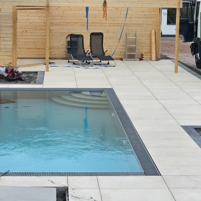 Komplett fertiggestellte, hochwertige Poolumrandung nach der präzisen Umsetzung durch Markus Lillot.