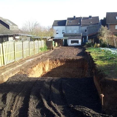 Erdaushub und Vorbereitung der Poolgrube in Alsdorf vor dem Baubeginn durch Markus Lillot.