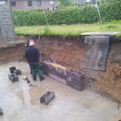 Gießen des Betonfundaments für die Poolanlage während der Rohbauphase durch Markus Lillot.