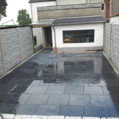 Vorbereitung der hochwertigen Beckenrandsteine für die Poolumrandung durch Markus Lillot.