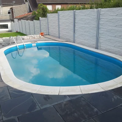 Blick über das fertiggestellte Poolbecken mit moderner Folierung nach der Umsetzung durch Markus Lillot.