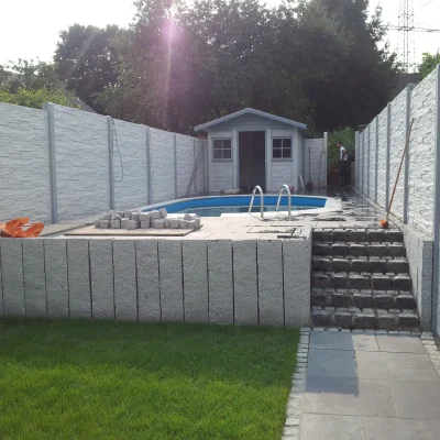 Gesamtansicht der fertigen Poolanlage aus einer weiteren Perspektive nach der Gartengestaltung durch Markus Lillot.