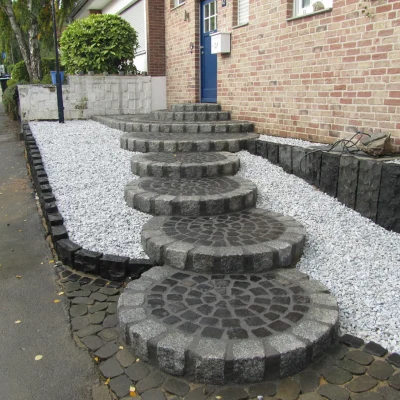 Komplett abgeschlossener Treppenbau inklusive Kiesbeeten und Randsteinen nach der Umsetzung durch Markus Lillot.