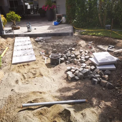 Erste Pflasterarbeiten und Wegebau im Garten während der Neuanlage durch Markus Lillot.