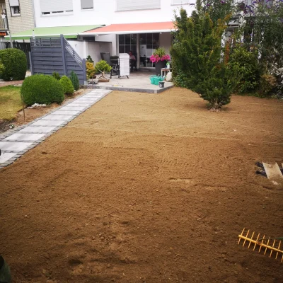 Vorbereitung der Pflanzflächen und Erdarbeiten entlang des neuen Gartenwegs durch Markus Lillot.